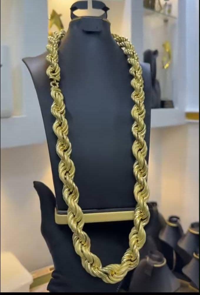 THICK CUBAN CHAIN; GOLD REPLICA CHAIN