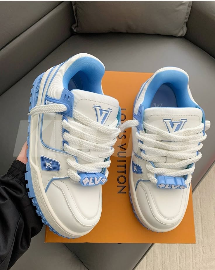 Sneakers available in size 39-43